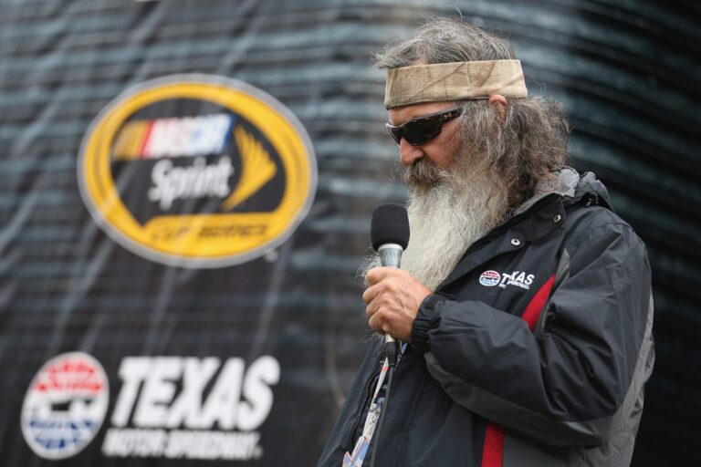 Phil Robertson Diagnosed Alzheimer’s; Duck Dynasty Fans Send Prayers